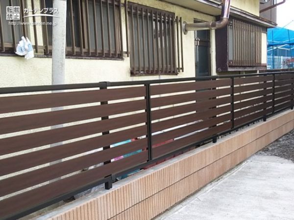モダンな木目調デザインで外構を彩る目隠しフェンス設置工事 No 9991 目隠しフェンスの施工例 外構工事のガーデンプラス