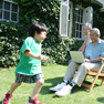 [写真]庭を駆け回る子供