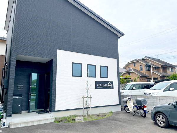 ガーデンプラス愛媛の外観は黒い外壁が目印です。