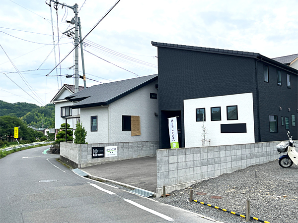 ガーデンプラス愛媛の店舗外観です。目の前には小野川が流れています。