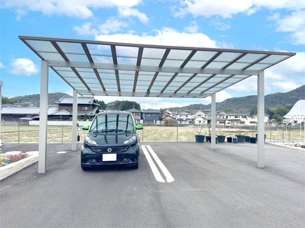 駐車スペースに2台用のF型カーポートを設置しています。ガーデンプラス香川の敷地内に設置しておりますので実際にご覧いただけます。