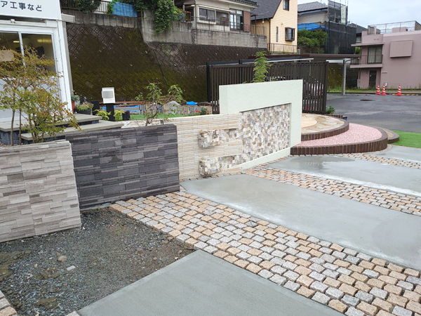 ガーデンプラス鹿児島の門柱サンプルとアプローチ