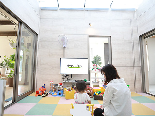 3箇所の打ち合せ室の中央にキッズスペースを完備しております。お子様の様子を確認しながらゆっくり打ち合わせができます。
