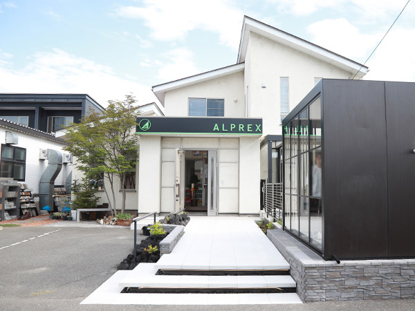 ガーデンプラス松本店の店舗です。写真の左側が駐車スペースになります。