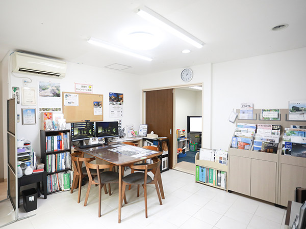 打ち合わせ室には多数のカタログを取り揃えております。パソコンで施工事例や図面をお見せすることができます。