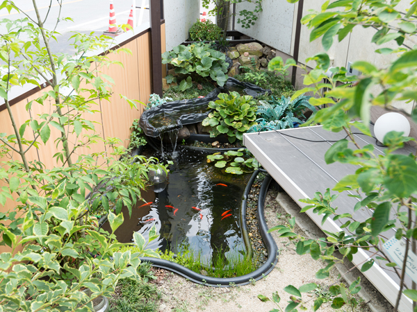 ガーデンプラス宇都宮店の池と滝の展示