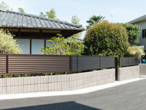 日本家屋と調和した目隠しフェンスの外構リフォーム