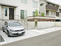 芝生を取り入れた駐車スペース施工例