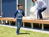 テラス屋根を組わせたウッドデッキ