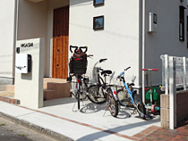 玄関前の自転車置き場