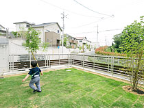 子どもが遊べる芝生のお庭