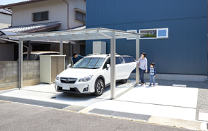 屋根付きの広々駐車スペース