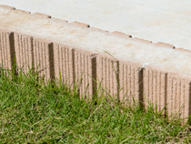 芝生との見切りに使用したコンクリートブロック