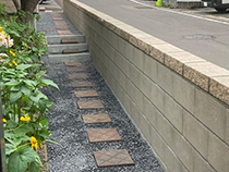 型枠ブロックで敷地境界に塀を設置した施工事例
