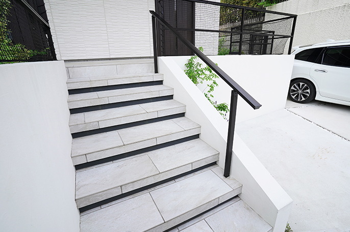 一般的な価格の玄関階段の手すりの設置例