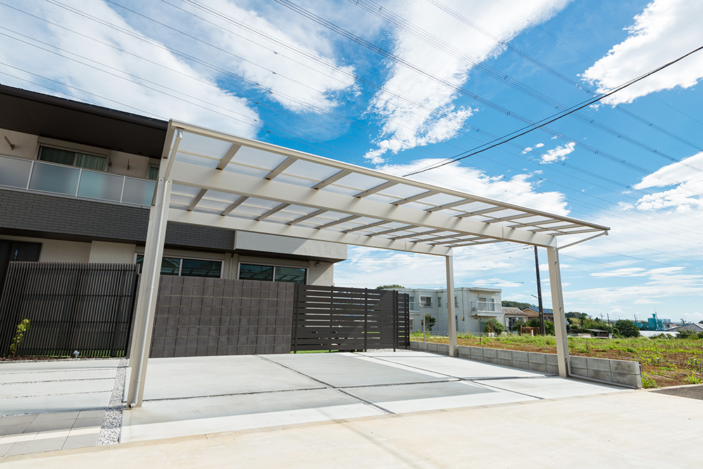 屋根と柱だけで構成された簡易的なカーポート