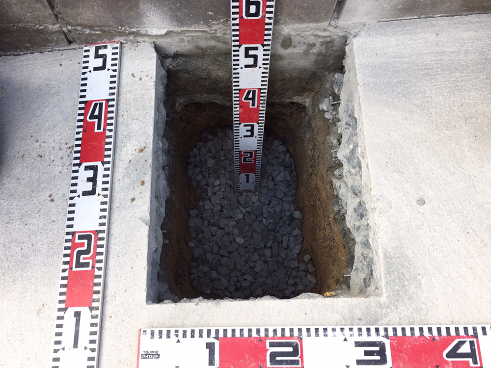 柱を設置する穴を掘る