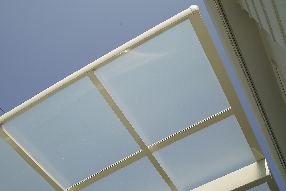 屋根材を貼り付ける