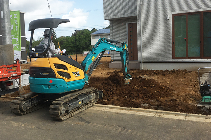 基礎の土を掘る
