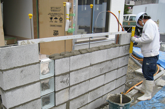 コンクリートブロックを積む