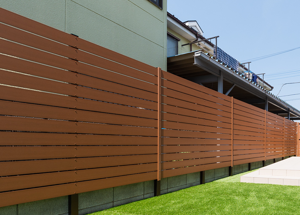 隣家との境界を明確し、転落防止や防犯対策として役立つフェンス