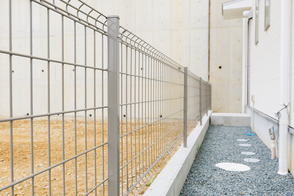 境界を守るメッシュフェンス