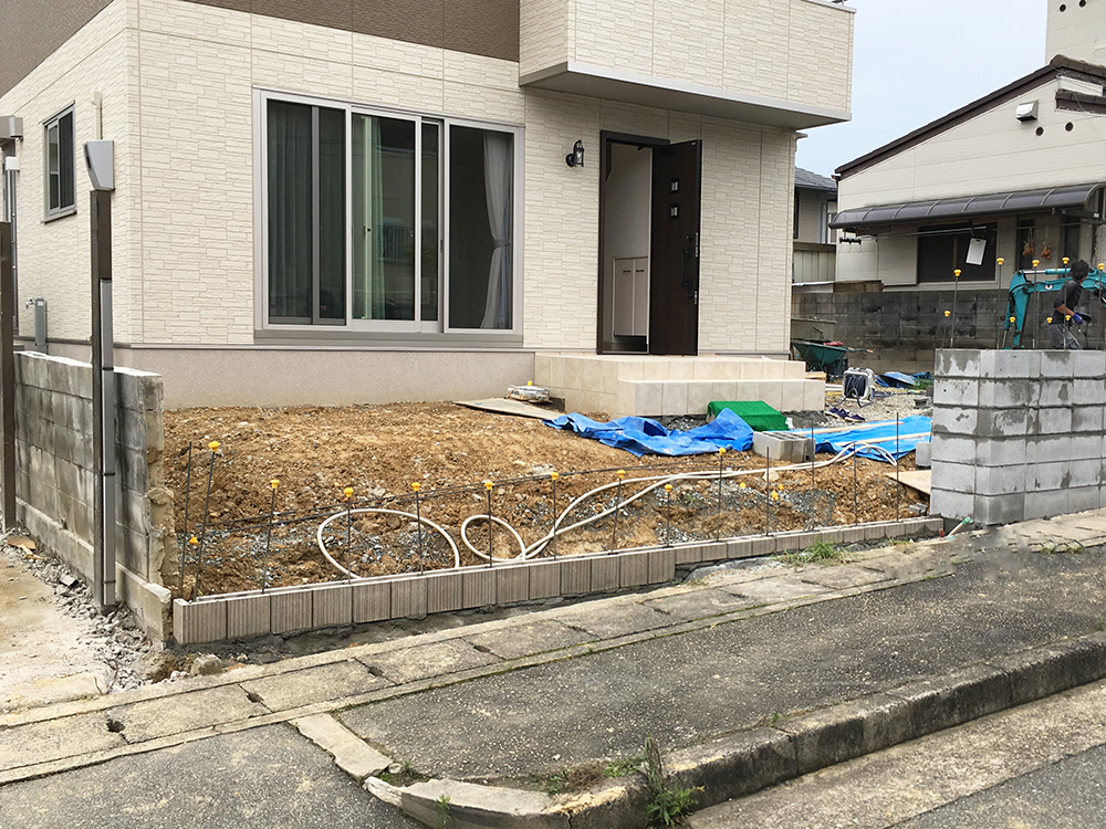 フェンスの柱を設置するための基礎をつくる