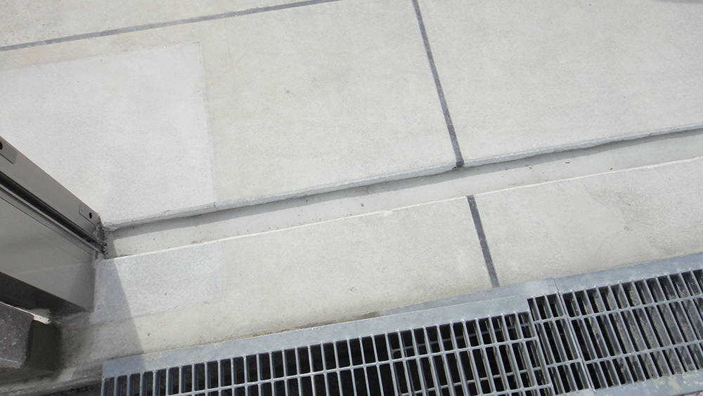 設置場所の床面を舗装する