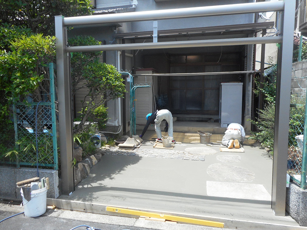  骨組みとなる両サイドの柱と上部の笠木を取り付ける