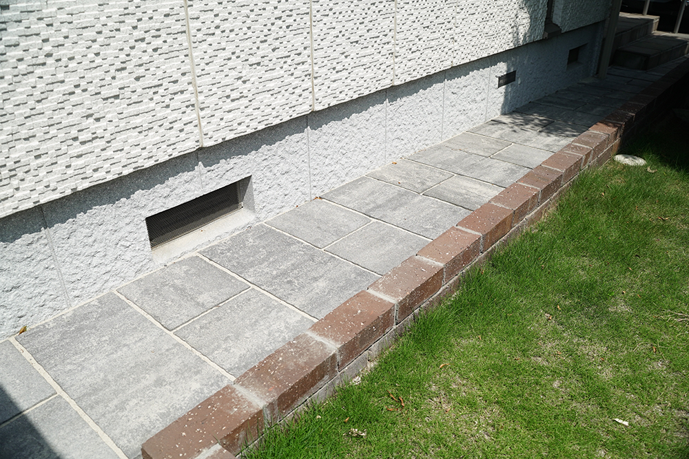 インターロッキングと小端立てたレンガ