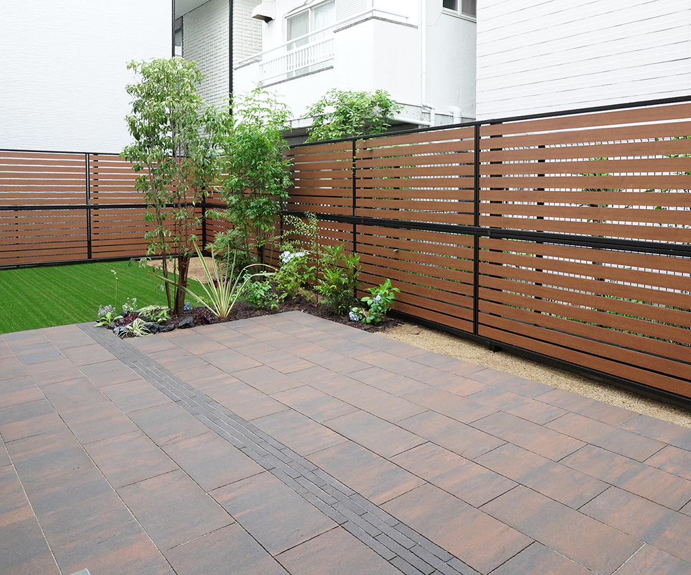 インターロッキングで舗装した庭（主庭）の工事例