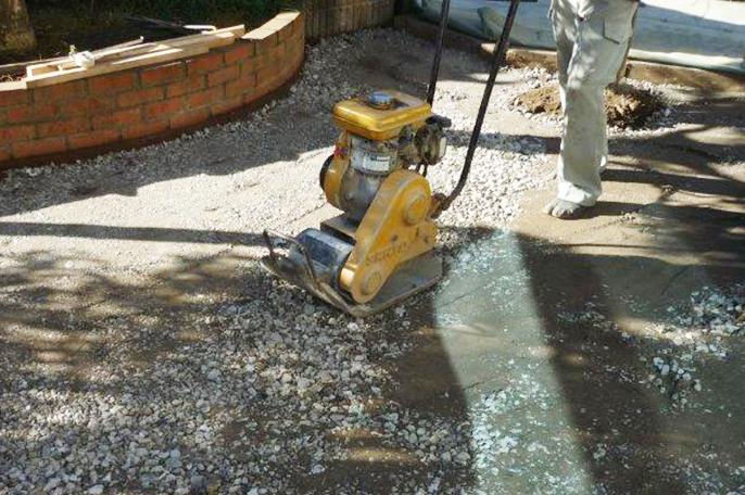 インターロッキングの下地となる砂利を転圧する様子