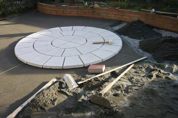  インターロッキングの下地となる砂