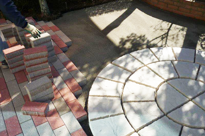 手作業で敷きならべるインターロッキング