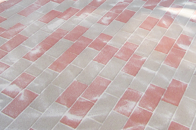 インターロッキングの目地を砂で埋める（砂締め）