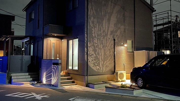 リーフ模様と水面を外壁に投影した外構ライトアップ