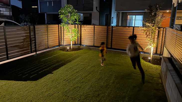 植栽へのアップライティングがおしゃれなお庭