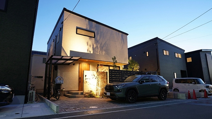 窓の少ないおしゃれなお住まいを引き立てるアップライティング