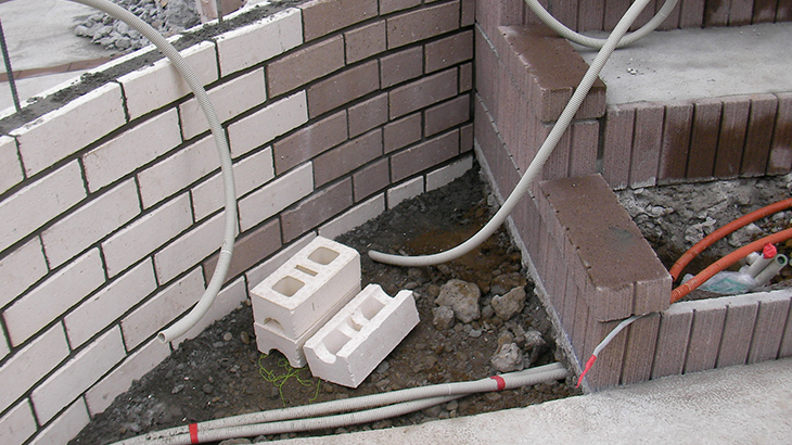 地中への配線工事をしている様子