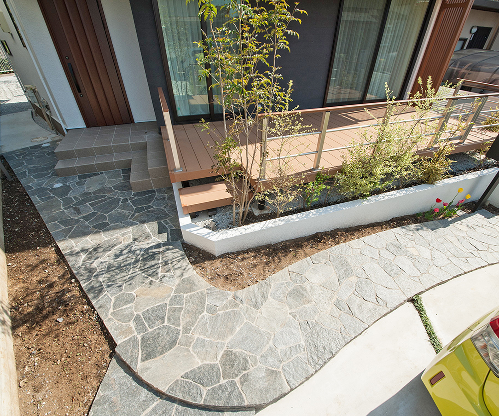 乱形石で舗装したアプローチの工事例