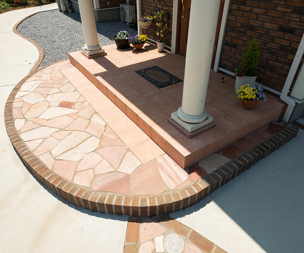 乱形石で舗装した玄関ポーチの工事例