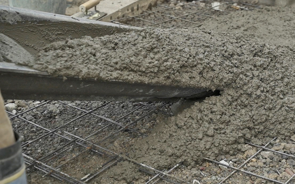 乱形石の下地となるコンクリートを打つ