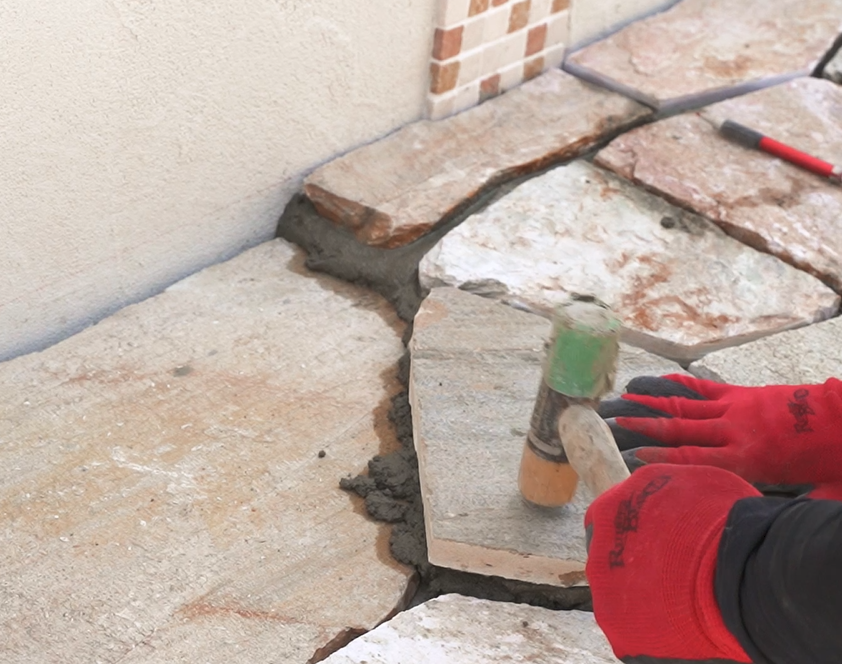 モルタルを敷いて乱形石を貼ります