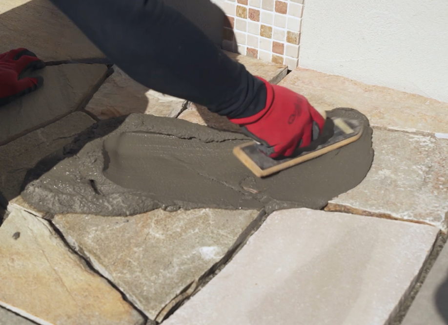 乱形石の目地の間にモルタル（ノロ）を詰めます