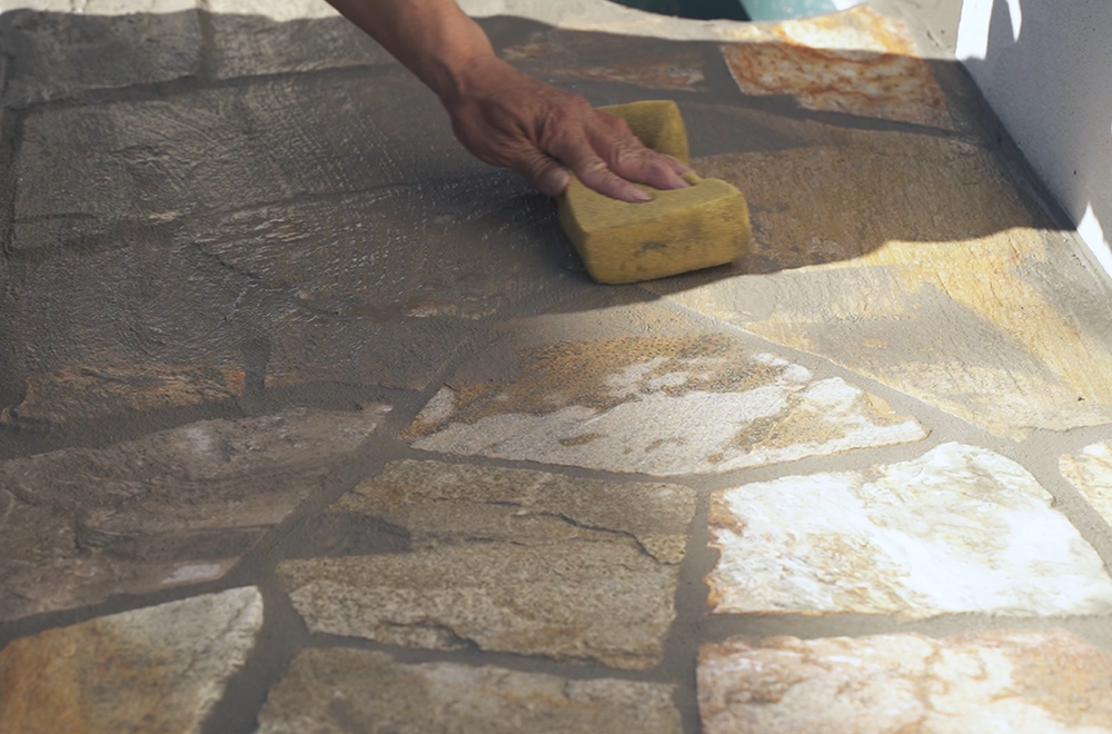 乱形石の表面に付着したモルタル仕上げを水で洗い流します