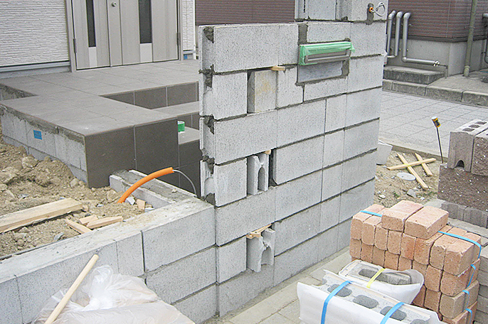 塗り壁の対象となるコンクリートの塀などを工事する