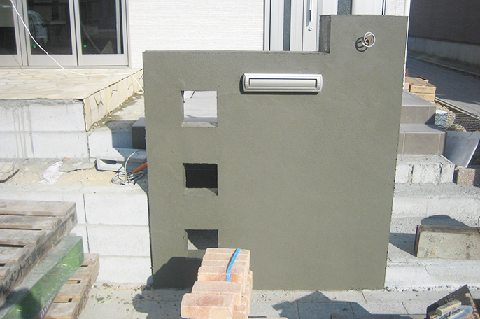 下地材を塗り付ける