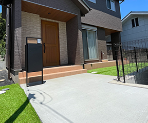 土間コンクリートで舗装したアプローチ