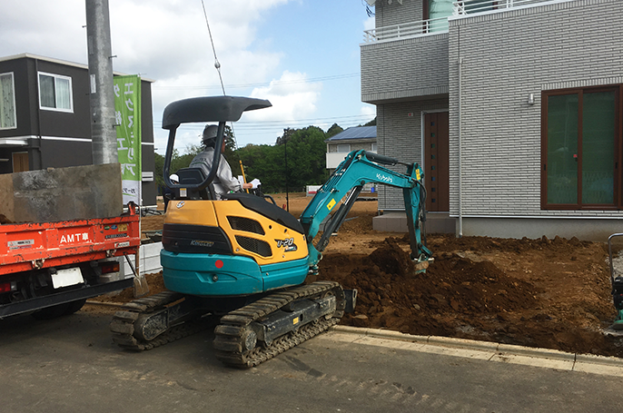 土を掘削する様子