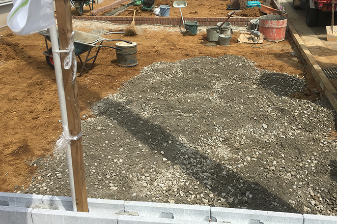土間コンクリート沈下防止のための砕石を搬入・敷設している様子